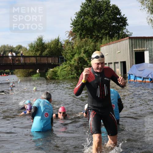 31.08.2025 - Elbe Triathlon Hamburg Luisa Fischer http://msf.ph/oto/8684979 31.08.2025 10:32:40 Schwimmen 1263, 1318, 1322, 1335 meine-sportfotos.de