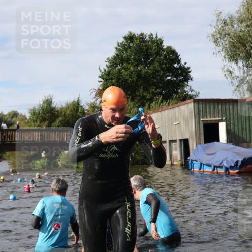 31.08.2025 - Elbe Triathlon Hamburg Luisa Fischer http://msf.ph/oto/8685061 31.08.2025 10:33:04 Schwimmen 1261, 1275, 1332, 1334 meine-sportfotos.de