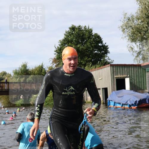 31.08.2025 - Elbe Triathlon Hamburg Luisa Fischer http://msf.ph/oto/8685062 31.08.2025 10:33:05 Schwimmen 1261, 1275, 1332, 1334 meine-sportfotos.de