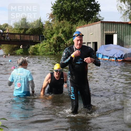 31.08.2025 - Elbe Triathlon Hamburg Luisa Fischer http://msf.ph/oto/8685073 31.08.2025 10:33:10 Schwimmen 1261, 1317, 1332, 1334 meine-sportfotos.de