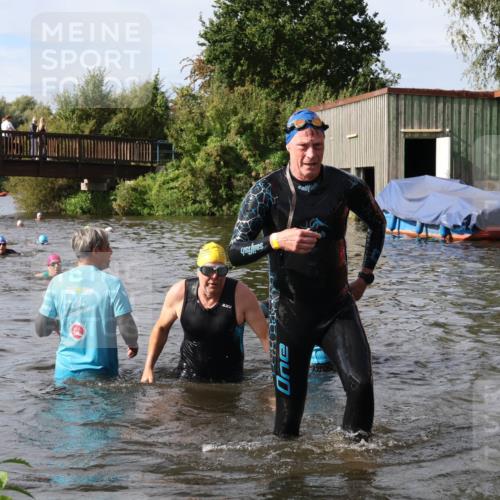 31.08.2025 - Elbe Triathlon Hamburg Luisa Fischer http://msf.ph/oto/8685074 31.08.2025 10:33:11 Schwimmen 1317, 1332, 1334 meine-sportfotos.de