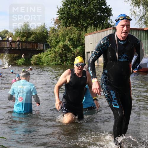 31.08.2025 - Elbe Triathlon Hamburg Luisa Fischer http://msf.ph/oto/8685078 31.08.2025 10:33:12 Schwimmen 1317, 1332, 1334 meine-sportfotos.de