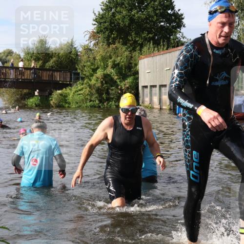 31.08.2025 - Elbe Triathlon Hamburg Luisa Fischer http://msf.ph/oto/8685080 31.08.2025 10:33:12 Schwimmen 1317, 1332, 1334 meine-sportfotos.de