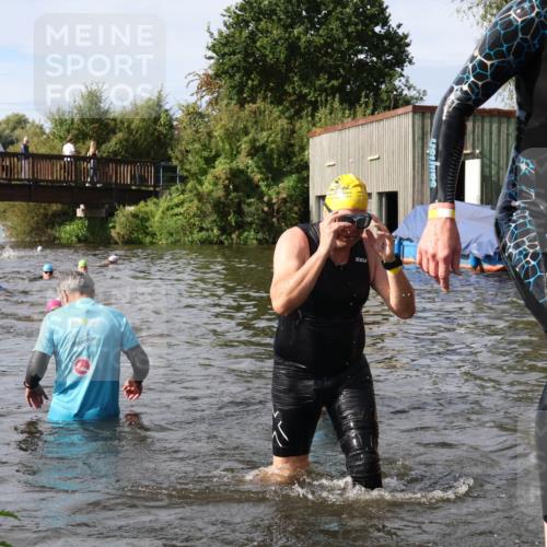 31.08.2025 - Elbe Triathlon Hamburg Luisa Fischer http://msf.ph/oto/8685083 31.08.2025 10:33:13 Schwimmen 1317, 1332, 1334 meine-sportfotos.de