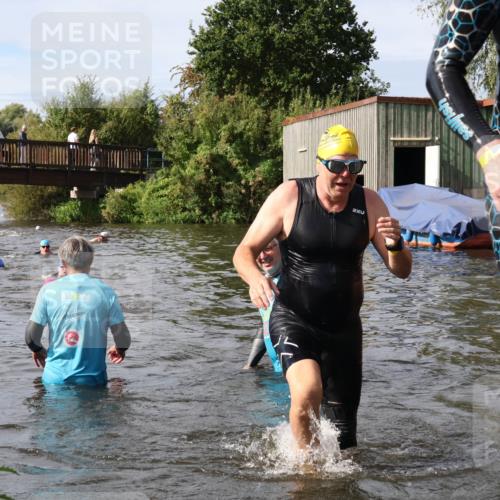 31.08.2025 - Elbe Triathlon Hamburg Luisa Fischer http://msf.ph/oto/8685085 31.08.2025 10:33:13 Schwimmen 1317, 1332, 1334 meine-sportfotos.de