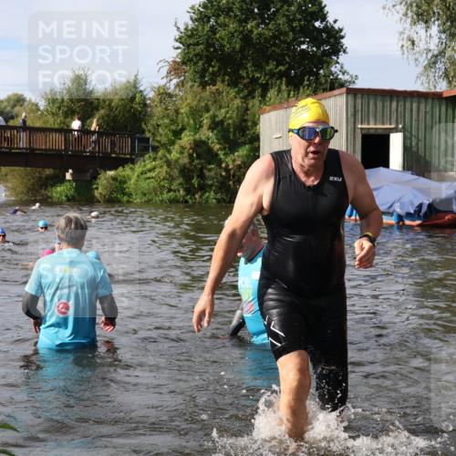 31.08.2025 - Elbe Triathlon Hamburg Luisa Fischer http://msf.ph/oto/8685087 31.08.2025 10:33:13 Schwimmen 1317, 1332, 1334 meine-sportfotos.de