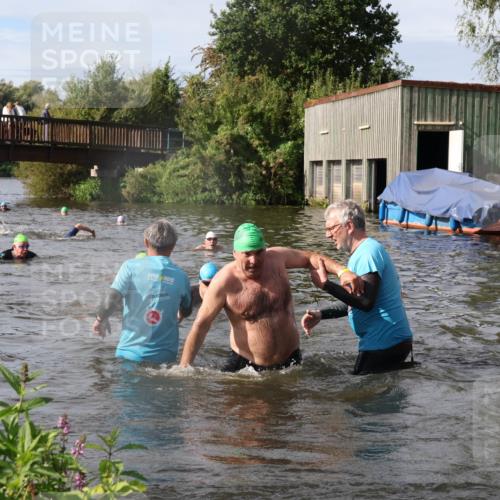31.08.2025 - Elbe Triathlon Hamburg Luisa Fischer http://msf.ph/oto/8685142 31.08.2025 10:33:36 Schwimmen 1259, 1313, 1325 meine-sportfotos.de