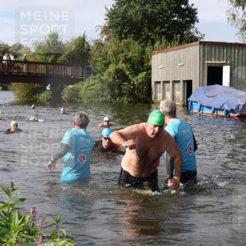 31.08.2025 - Elbe Triathlon Hamburg Luisa Fischer http://msf.ph/oto/8685145 31.08.2025 10:33:36 Schwimmen 1259, 1313, 1325 meine-sportfotos.de
