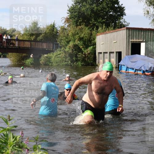 31.08.2025 - Elbe Triathlon Hamburg Luisa Fischer http://msf.ph/oto/8685147 31.08.2025 10:33:37 Schwimmen 1259, 1313, 1316, 1325 meine-sportfotos.de