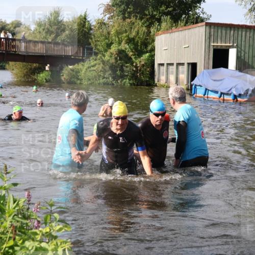 31.08.2025 - Elbe Triathlon Hamburg Luisa Fischer http://msf.ph/oto/8685162 31.08.2025 10:33:41 Schwimmen 1313, 1316, 1325, 1340 meine-sportfotos.de