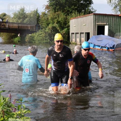 31.08.2025 - Elbe Triathlon Hamburg Luisa Fischer http://msf.ph/oto/8685166 31.08.2025 10:33:42 Schwimmen 1313, 1316, 1325, 1340 meine-sportfotos.de