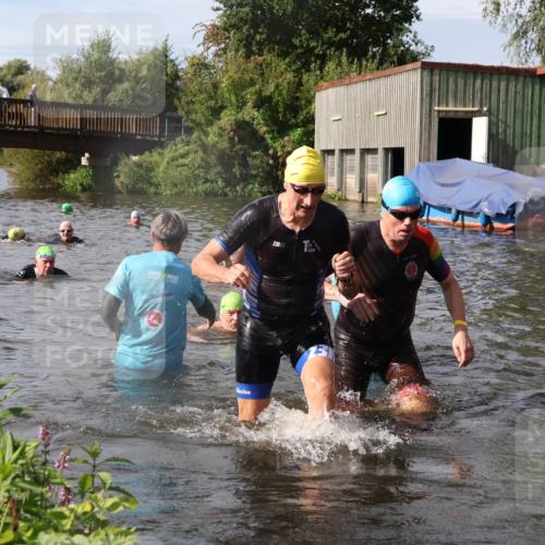 31.08.2025 - Elbe Triathlon Hamburg Luisa Fischer http://msf.ph/oto/8685168 31.08.2025 10:33:43 Schwimmen 1313, 1316, 1325, 1340 meine-sportfotos.de
