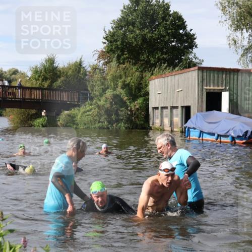 31.08.2025 - Elbe Triathlon Hamburg Luisa Fischer http://msf.ph/oto/8685195 31.08.2025 10:33:54 Schwimmen 1336, 1340, 1343 meine-sportfotos.de