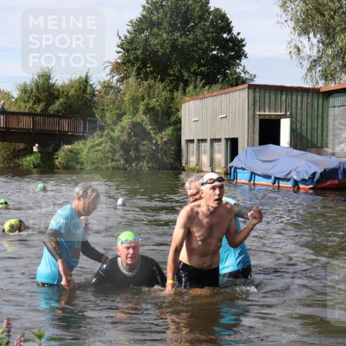 31.08.2025 - Elbe Triathlon Hamburg Luisa Fischer http://msf.ph/oto/8685198 31.08.2025 10:33:55 Schwimmen 1336, 1340, 1343 meine-sportfotos.de