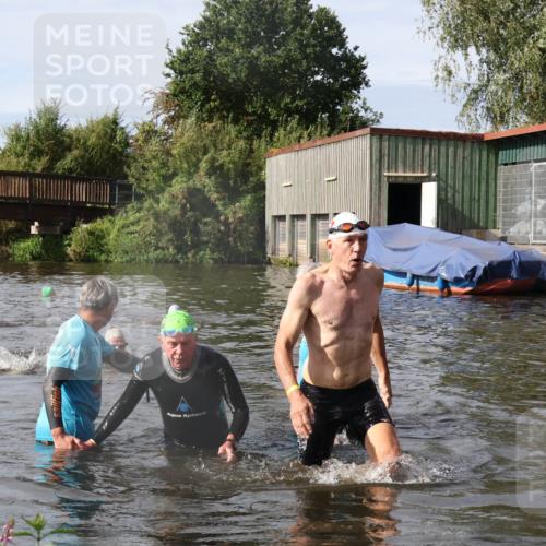 31.08.2025 - Elbe Triathlon Hamburg Luisa Fischer http://msf.ph/oto/8685202 31.08.2025 10:33:55 Schwimmen 1336, 1340, 1343 meine-sportfotos.de