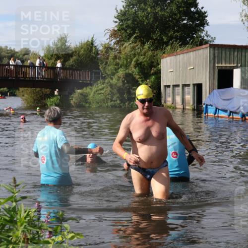 31.08.2025 - Elbe Triathlon Hamburg Luisa Fischer http://msf.ph/oto/8685299 31.08.2025 10:35:15 Schwimmen 1294, 1333 meine-sportfotos.de
