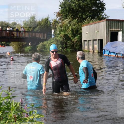 31.08.2025 - Elbe Triathlon Hamburg Luisa Fischer http://msf.ph/oto/8685317 31.08.2025 10:35:20 Schwimmen 1294, 1333 meine-sportfotos.de