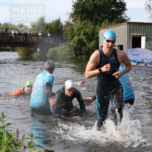 31.08.2025 - Elbe Triathlon Hamburg Luisa Fischer http://msf.ph/oto/8685389 31.08.2025 10:37:22 Schwimmen 1309, 1352, 1379 meine-sportfotos.de