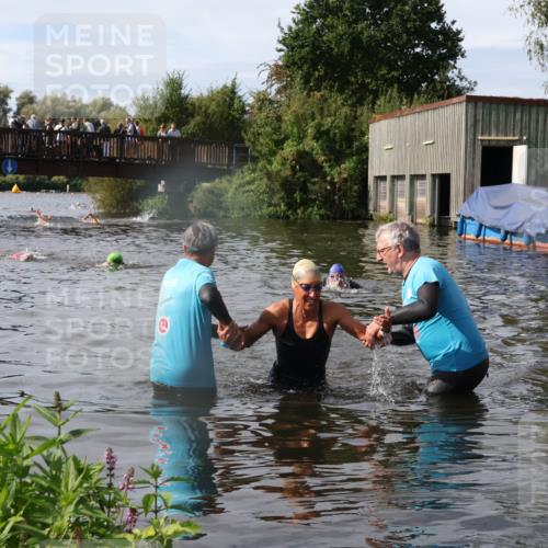 31.08.2025 - Elbe Triathlon Hamburg Luisa Fischer http://msf.ph/oto/8685435 31.08.2025 10:38:07 Schwimmen 1480 meine-sportfotos.de