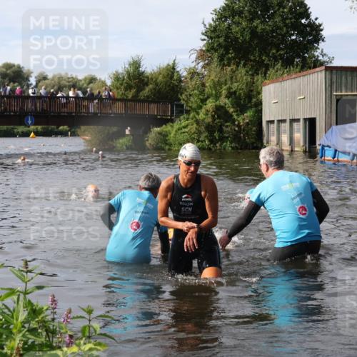 31.08.2025 - Elbe Triathlon Hamburg Luisa Fischer http://msf.ph/oto/8685494 31.08.2025 10:38:42 Schwimmen 1424, 1437, 1496 meine-sportfotos.de