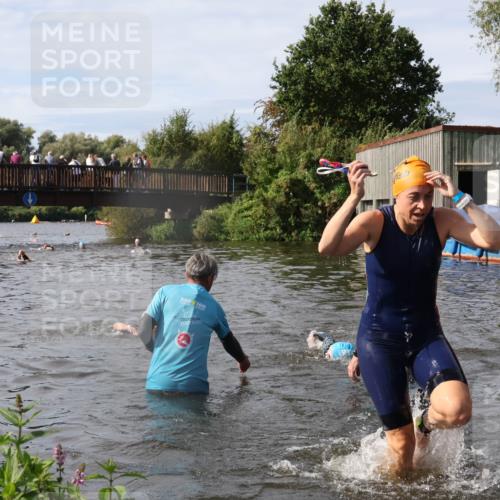 31.08.2025 - Elbe Triathlon Hamburg Luisa Fischer http://msf.ph/oto/8685512 31.08.2025 10:38:45 Schwimmen 1424, 1437, 1496 meine-sportfotos.de