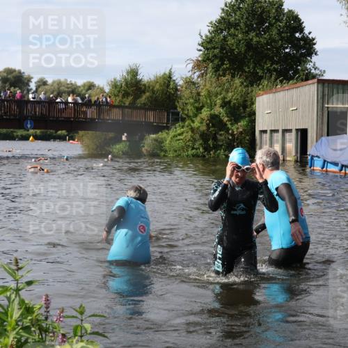31.08.2025 - Elbe Triathlon Hamburg Luisa Fischer http://msf.ph/oto/8685517 31.08.2025 10:38:49 Schwimmen 1354, 1424, 1437 meine-sportfotos.de