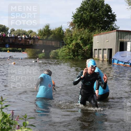 31.08.2025 - Elbe Triathlon Hamburg Luisa Fischer http://msf.ph/oto/8685519 31.08.2025 10:38:49 Schwimmen 1354, 1424, 1437 meine-sportfotos.de