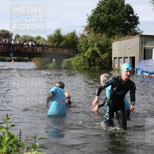 31.08.2025 - Elbe Triathlon Hamburg Luisa Fischer http://msf.ph/oto/8685520 31.08.2025 10:38:50 Schwimmen 1354, 1424, 1437 meine-sportfotos.de