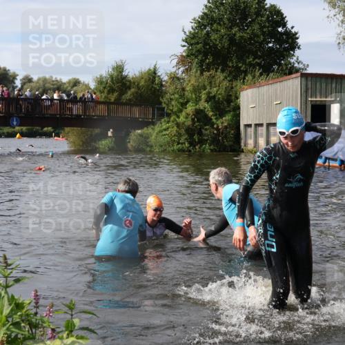 31.08.2025 - Elbe Triathlon Hamburg Luisa Fischer http://msf.ph/oto/8685523 31.08.2025 10:38:50 Schwimmen 1354, 1424, 1437 meine-sportfotos.de