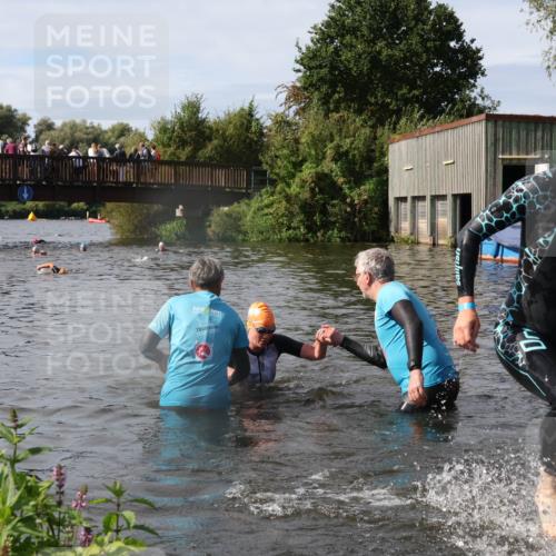 31.08.2025 - Elbe Triathlon Hamburg Luisa Fischer http://msf.ph/oto/8685526 31.08.2025 10:38:51 Schwimmen 1354, 1424, 1437 meine-sportfotos.de