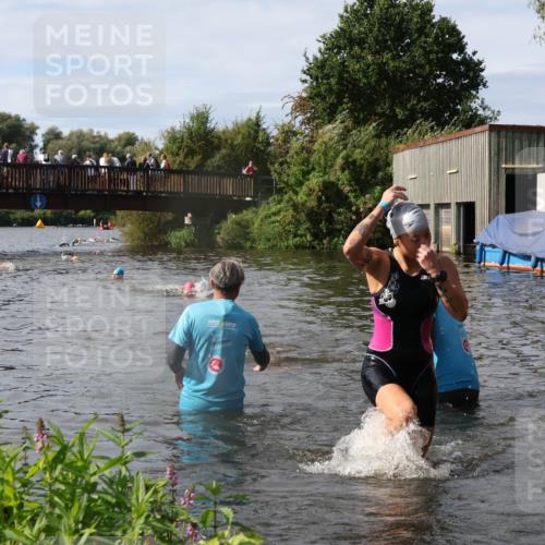 31.08.2025 - Elbe Triathlon Hamburg Luisa Fischer http://msf.ph/oto/8685581 31.08.2025 10:39:25 Schwimmen 1419, 1448, 1483 meine-sportfotos.de