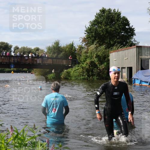 31.08.2025 - Elbe Triathlon Hamburg Luisa Fischer http://msf.ph/oto/8685591 31.08.2025 10:39:32 Schwimmen 1419, 1448 meine-sportfotos.de