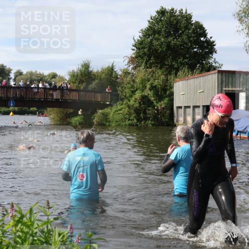31.08.2025 - Elbe Triathlon Hamburg Luisa Fischer http://msf.ph/oto/8685608 31.08.2025 10:39:42 Schwimmen 1418 meine-sportfotos.de