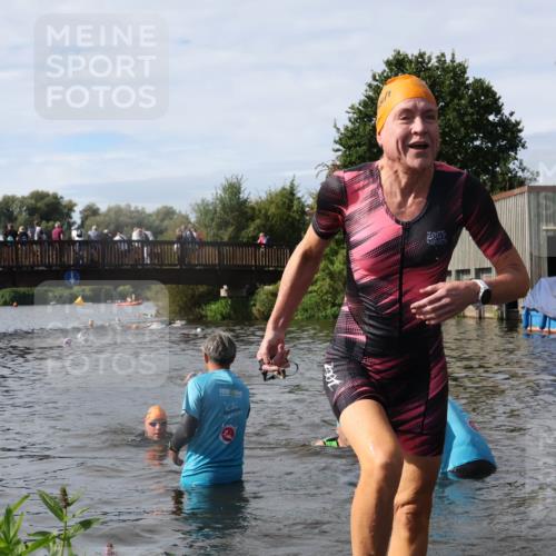 31.08.2025 - Elbe Triathlon Hamburg Luisa Fischer http://msf.ph/oto/8685628 31.08.2025 10:40:00 Schwimmen 1295, 1446, 1488 meine-sportfotos.de