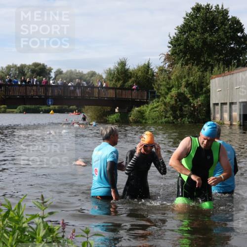 31.08.2025 - Elbe Triathlon Hamburg Luisa Fischer http://msf.ph/oto/8685640 31.08.2025 10:40:05 Schwimmen 1295, 1386, 1446 meine-sportfotos.de