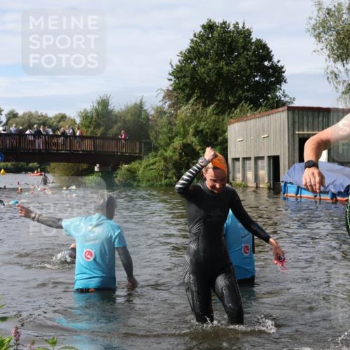 31.08.2025 - Elbe Triathlon Hamburg Luisa Fischer http://msf.ph/oto/8685652 31.08.2025 10:40:07 Schwimmen 1295, 1386, 1446 meine-sportfotos.de