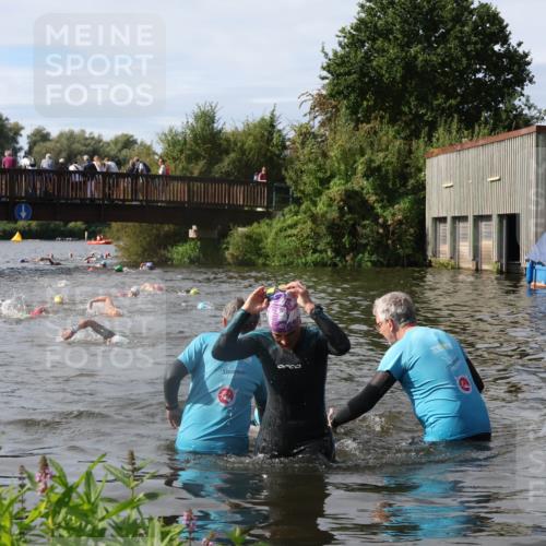 31.08.2025 - Elbe Triathlon Hamburg Luisa Fischer http://msf.ph/oto/8685669 31.08.2025 10:40:31 Schwimmen 1469, 1492 meine-sportfotos.de