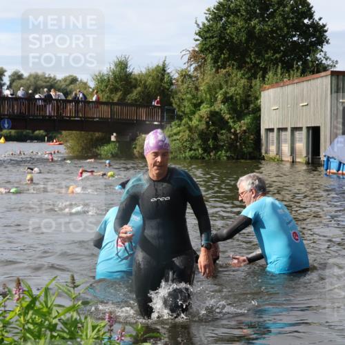 31.08.2025 - Elbe Triathlon Hamburg Luisa Fischer http://msf.ph/oto/8685675 31.08.2025 10:40:33 Schwimmen 1469, 1492 meine-sportfotos.de