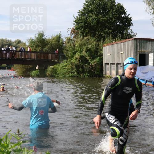 31.08.2025 - Elbe Triathlon Hamburg Luisa Fischer http://msf.ph/oto/8685684 31.08.2025 10:40:36 Schwimmen 1376, 1469, 1492 meine-sportfotos.de