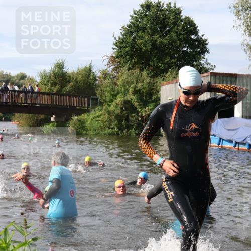 31.08.2025 - Elbe Triathlon Hamburg Luisa Fischer http://msf.ph/oto/8685696 31.08.2025 10:40:45 Schwimmen 1376, 1384, 1434 meine-sportfotos.de