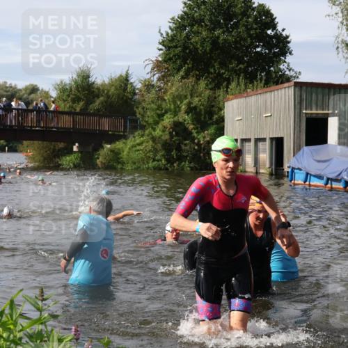 31.08.2025 - Elbe Triathlon Hamburg Luisa Fischer http://msf.ph/oto/8685708 31.08.2025 10:40:51 Schwimmen 1384, 1389, 1434, 1454 meine-sportfotos.de