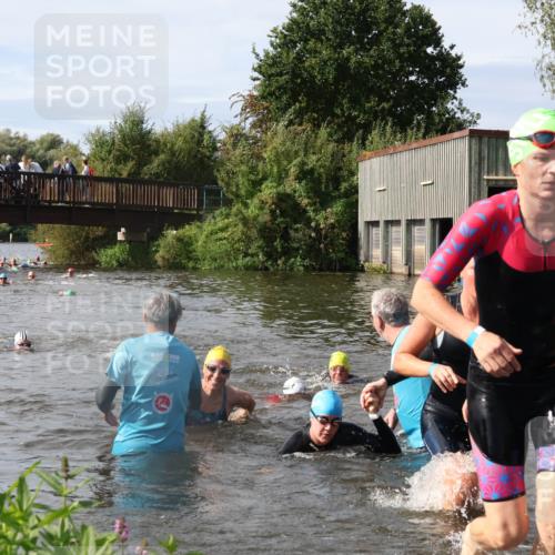 31.08.2025 - Elbe Triathlon Hamburg Luisa Fischer http://msf.ph/oto/8685712 31.08.2025 10:40:52 Schwimmen 1384, 1389, 1434, 1454, 1486 meine-sportfotos.de