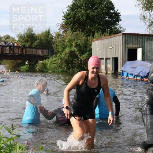 31.08.2025 - Elbe Triathlon Hamburg Luisa Fischer http://msf.ph/oto/8685762 31.08.2025 10:41:04 Schwimmen 1367, 1378, 1479, 1486 meine-sportfotos.de
