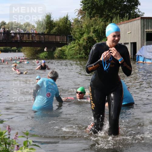 31.08.2025 - Elbe Triathlon Hamburg Luisa Fischer http://msf.ph/oto/8685785 31.08.2025 10:41:18 Schwimmen 1408, 1465, 1494 meine-sportfotos.de