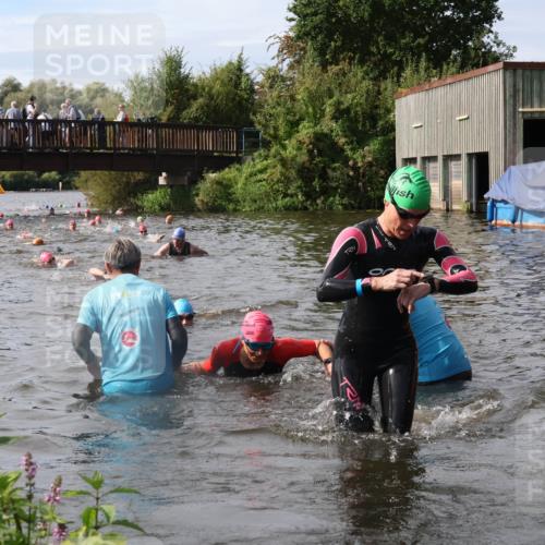 31.08.2025 - Elbe Triathlon Hamburg Luisa Fischer http://msf.ph/oto/8685802 31.08.2025 10:41:21 Schwimmen 1404, 1408, 1465, 1494 meine-sportfotos.de