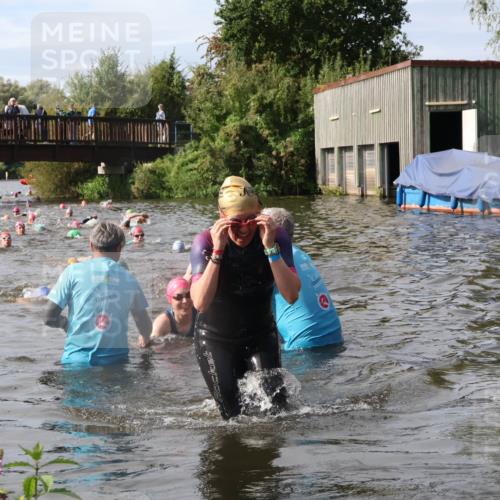 31.08.2025 - Elbe Triathlon Hamburg Luisa Fischer http://msf.ph/oto/8685839 31.08.2025 10:41:35 Schwimmen 1388, 1429 meine-sportfotos.de
