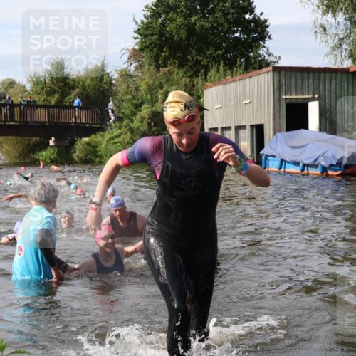31.08.2025 - Elbe Triathlon Hamburg Luisa Fischer http://msf.ph/oto/8685843 31.08.2025 10:41:36 Schwimmen 1388, 1429 meine-sportfotos.de