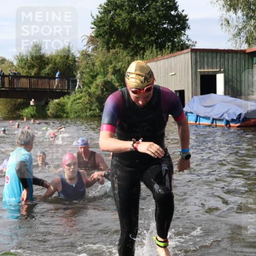 31.08.2025 - Elbe Triathlon Hamburg Luisa Fischer http://msf.ph/oto/8685846 31.08.2025 10:41:37 Schwimmen 1388, 1429 meine-sportfotos.de