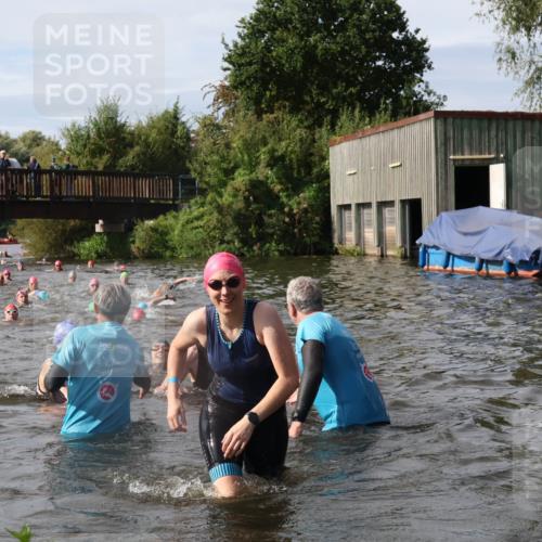 31.08.2025 - Elbe Triathlon Hamburg Luisa Fischer http://msf.ph/oto/8685848 31.08.2025 10:41:39 Schwimmen 1388, 1429, 1442 meine-sportfotos.de