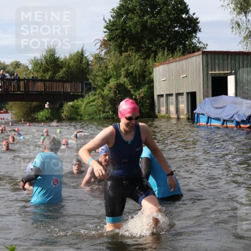 31.08.2025 - Elbe Triathlon Hamburg Luisa Fischer http://msf.ph/oto/8685850 31.08.2025 10:41:39 Schwimmen 1388, 1429, 1442 meine-sportfotos.de